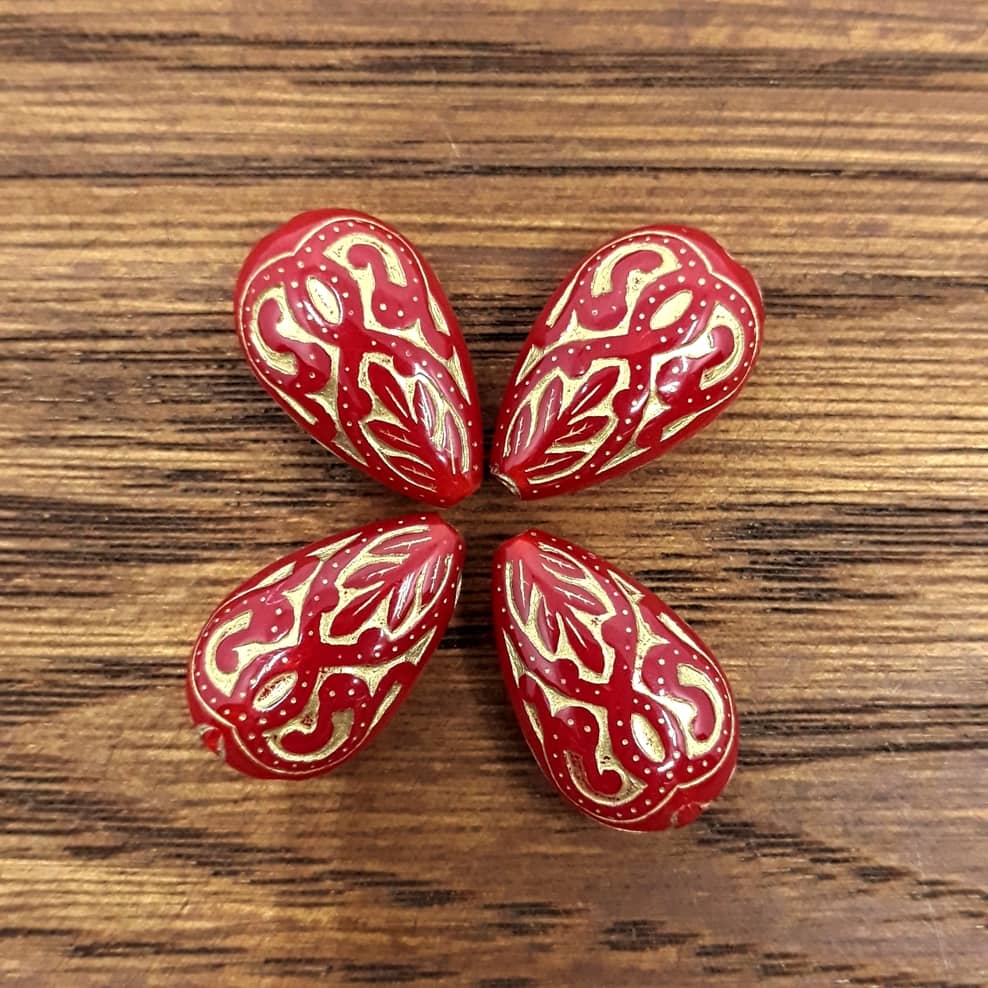 Perline acriliche a forma di gocce colore rosso oro.