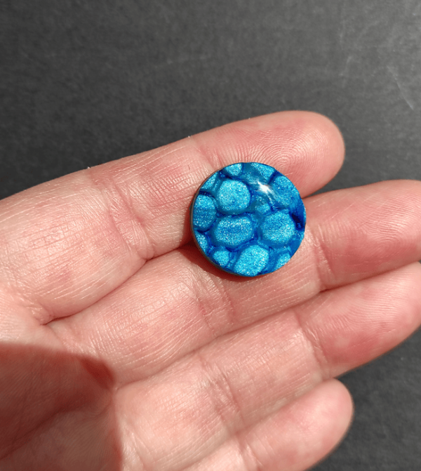 Cabochon tondo in pasta polimerica e resina, colore blu verde.