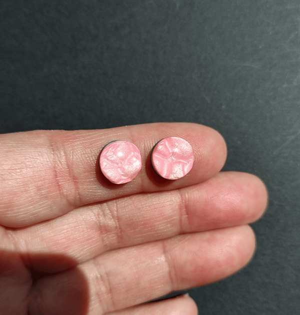 Cabochon tondi in pasta polimerica e resina, colore rosa, giallo, arancione.