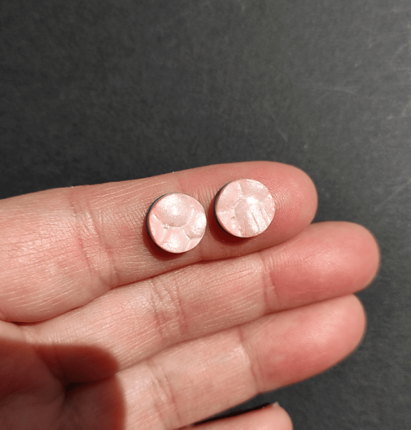 Cabochon tondi in pasta polimerica e resina, colore rosa, giallo, arancione.