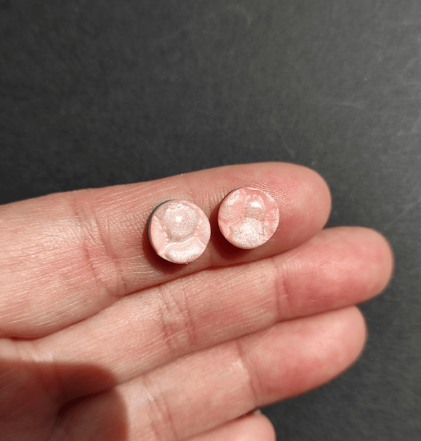 Cabochon tondi in pasta polimerica e resina, colore rosa, giallo, arancione.