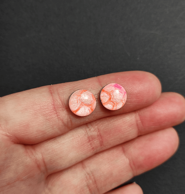 Cabochon tondi in pasta polimerica e resina, colore rosa, giallo, arancione.