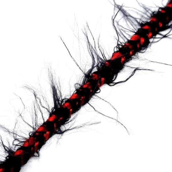 Piattina soutache con peli lunghi, colore nero e rosso.