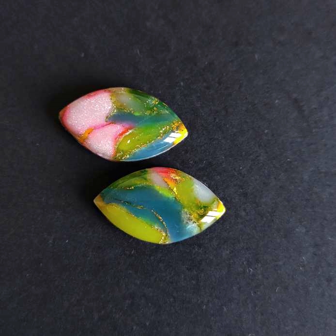 Due cabochon per orecchini in pasta polimerica, colorati, a forma di navette.