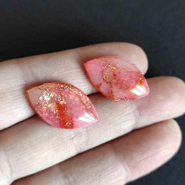 Due cabochon in pasta polimerica per orecchini, a forma di navette 25x15mm, colori oro e rosa.