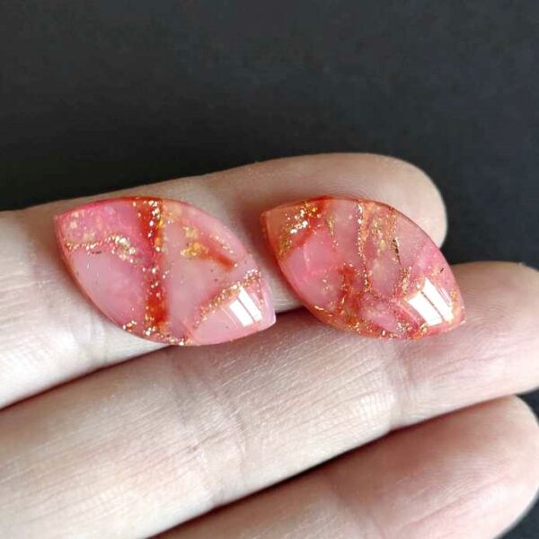 Due cabochon in argilla polimerica, cabochon per orecchini fai da te, a forma di navette 25x15mm, colori rosa e oro.