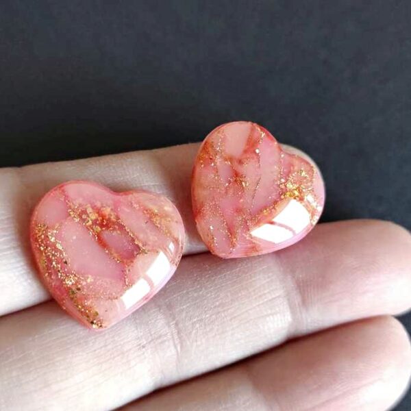 Due cabochon hand made in argilla polimerica a forma di cuori, colori rosa e oro, semitrasparenti.