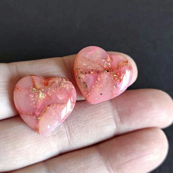 Due cabochon hand made in argilla polimerica a forma di cuori, colori rosa e oro.