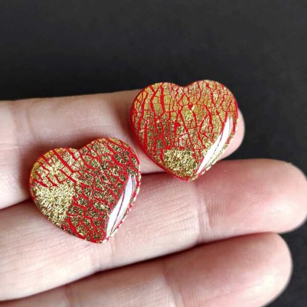 Due cabochon cuori per San Valentino, colori rosso e oro.