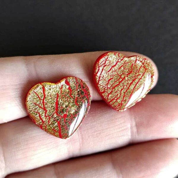 Due cabochon per San Valentino a forma di cuore, rossi e oro.