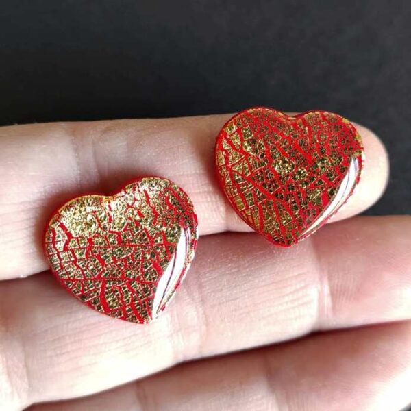 Due cabochon cuori per San Valentino, colori rosso e oro.