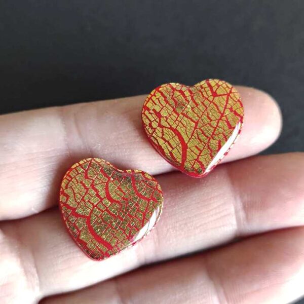 Due cabochon cuori per San Valentino, rossi e dorati.
