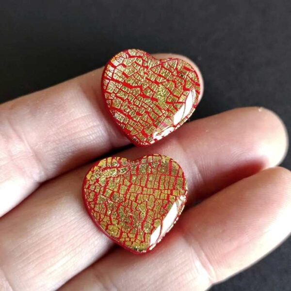 Due cabochon cuori per orecchini, colore rosso e oro.