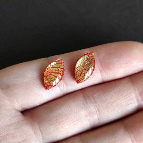 Due cabochon per orecchini navette in pasta polimerica rossa e oro.